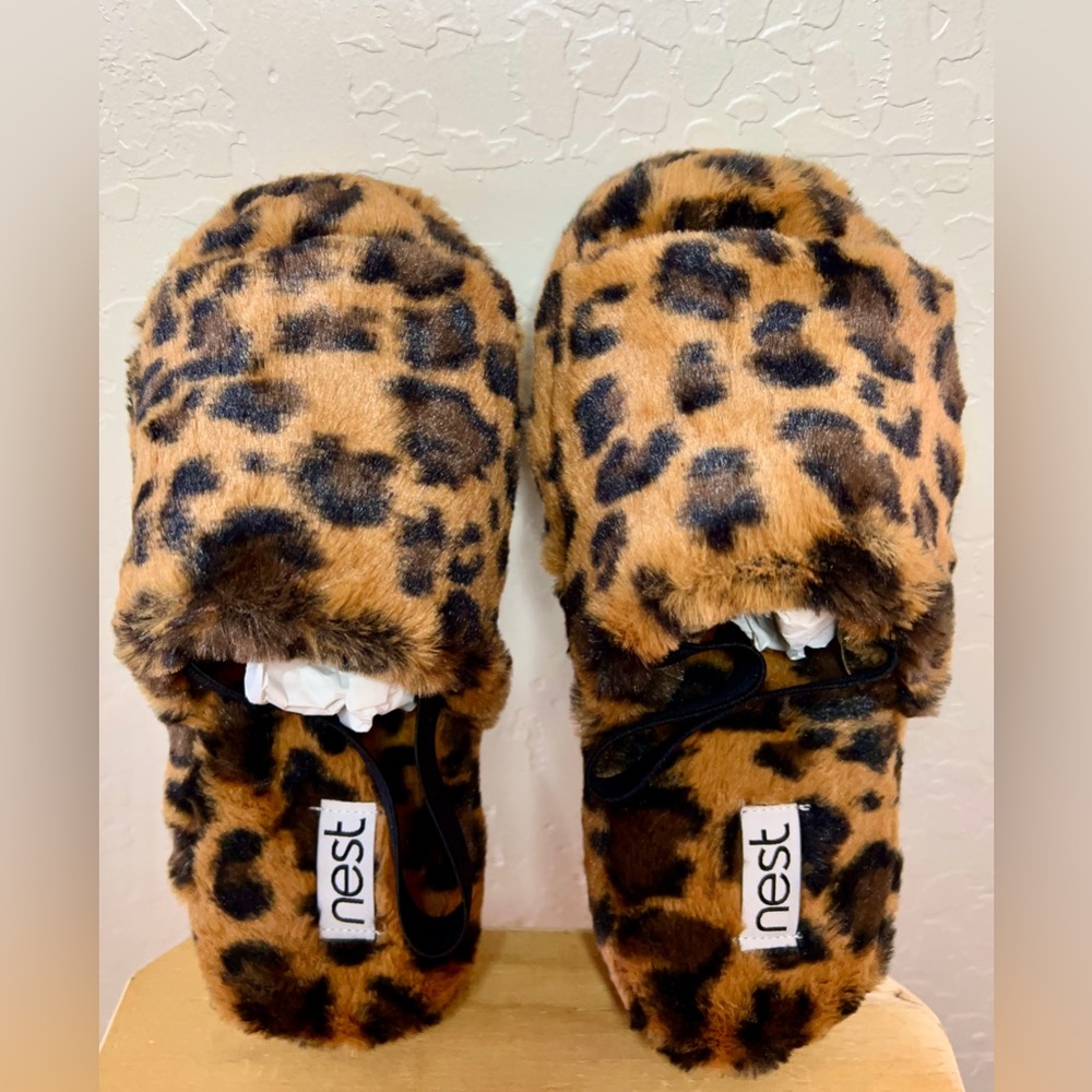 NWOT!!! NEW!!! NEST slippers, leopard print, Size 8. Backstrap.